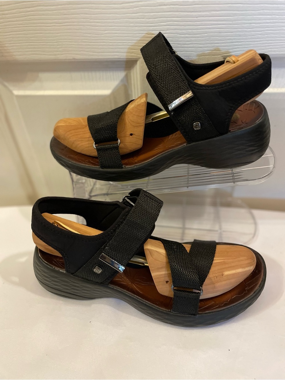 Beautiful Bzees jive black sandals